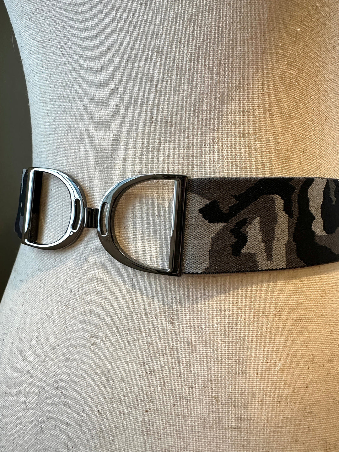 KMA Equestrian Elastic Black Camo Elastic Belt with Carbon Luxe Stirrup Buckle 1